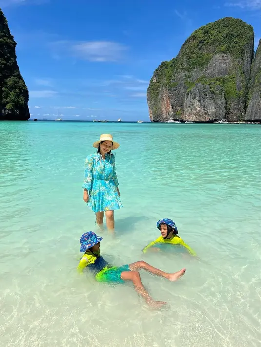 Meski bermain ke pantai, tapi perempuan berusia 42 tahun itu tetap mengenakan baju sopan. Banyak yang kagum dan memuji penampilannya. "Kagum liat mbak Titi,meski lgi di pantai tpih gak pernah pakek bikini," tulis aily_aurora. "Santun dan sopan pakaian nyaa," tulis bey.at.is_life. [Foto; Instagram/titi_kamall]