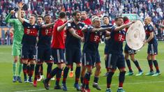 Para pemain Bayern Munchen merayakan gelar juara Bundesliga setelah mengalahkan FC Augsburg, di WWK Arena, Augsburg, Sabtu (7/4/2018). Bayern Munchen menang 4-1 atas FC Augsburg. (AP/Matthias Schrader)
