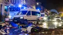 Mobil polisi melaju di sepanjang jalan raya utama di Brussel, Belgia, 27 November 2022. Polisi harus menutup sebagian pusat Kota Brussel dan bergerak dengan meriam air serta gas air mata untuk membubarkan massa menyusul kerusuhan selama dan setelah Maroko menang 2-0 atas Belgia di Piala Dunia 2022. (AP Photo/Geert Vanden Wijngaert)
