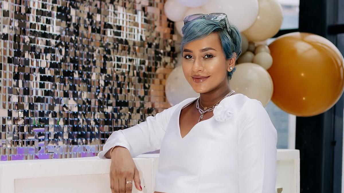 6 Gaya Kimmy Jayanti Dibalut Setelan Putih Mengekspos Baby Bump saat Gender Reveal Anak Ketiga