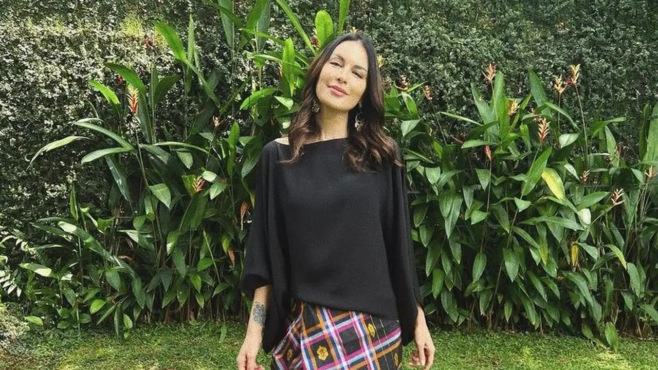 Outfit Lebaran Sophia Latjuba Curi Perhatian, Tetap Stylish Pakai Sarung