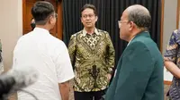 Menteri Kesehatan RI Budi Gunadi Sadikin berdiskusi dengan sejumlah stakeholder, organisasi profesi IDI, PDGI dan Dinkes saat melakukan Public Hearing terkait penyusunan RUU Kesehatan di Gedung Kemenkes RI Jakarta pada Jumat, 17 Maret 2023. (Dok Kementerian Kesehatan RI)