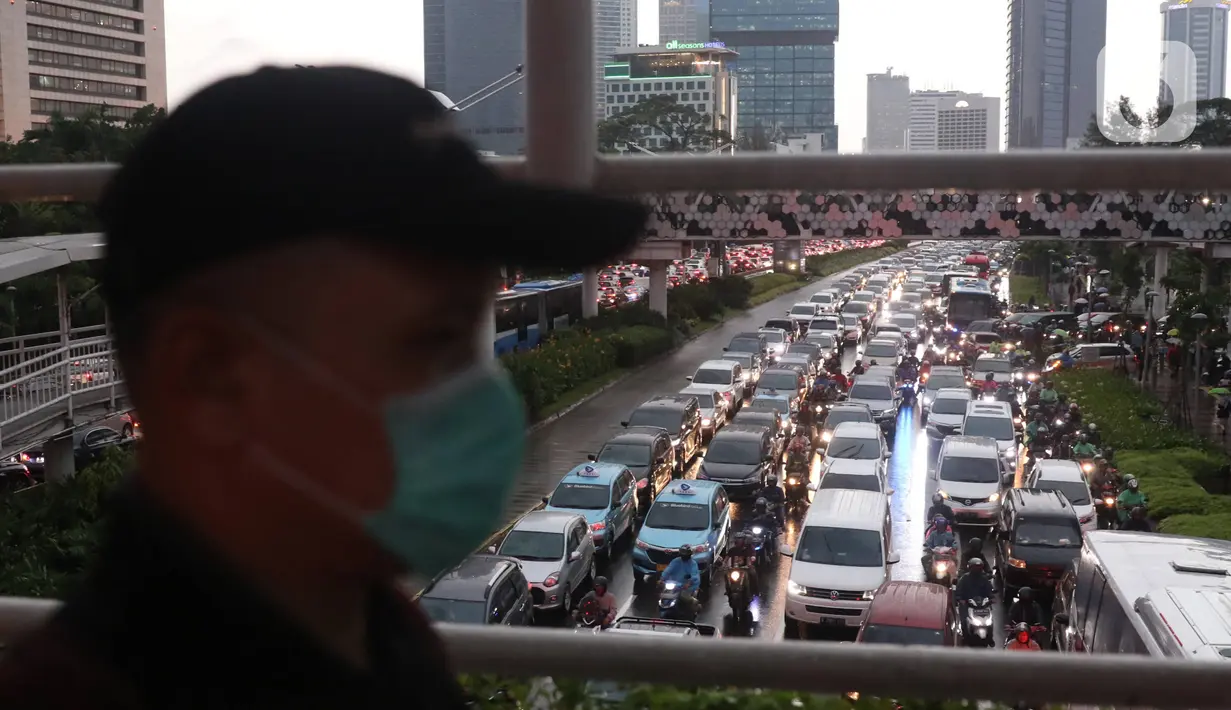 Sejumlah kendaraan terjebak kemacetan di Jalan Jenderal Sudirman, Jakarta, Senin (16/3/2020). Peniadaan sementara aturan ganjil-genap  terkait dengan penyebaran virus corona Covid-19 membuat kemacetan terjadi di sejumlah wilayah Jakarta. (Liputan6.com/Angga Yuniar)