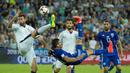 Pemain Israel, Tomer Hemed (tengah), melakukan tendangan salto saat dihadang pemain Italia, Andrea Barzagli (kiri) pada Kualifikasi Piala Dunia 2018 di Stadion Sammy Ofer, Haifa, Israel, Selasa (6/9/2016) dini hari WIB. (AFP/Jack Guez)