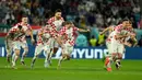 Pemain Kroasia merayakan setelah mengalahkan Jepang pada pertandingan sepak bola babak 16 besar Piala Dunia 2022 di Stadion Al Janoub, Al Wakrah, Qatar, 5 Desember 2022. Jepang gagal memecahkan rekor menembus perempat final Piala Dunia 2022 usai disingkirkan Kroasia lewat adu penalti 1-3. (AP Photo/Francisco Seco)