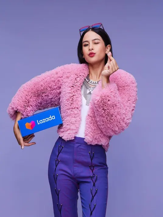 Maudy Ayunda tampil di iklan Lazada dengan gaya edgy. Gayanya semakin manis dengan makeup bold dan pulasan lipstik merah. [Foto: Instagram/maudyayunda]