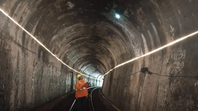 Proses pengecekan rel di terowongan Mrawan Gunung Gumitir (Istimewa)