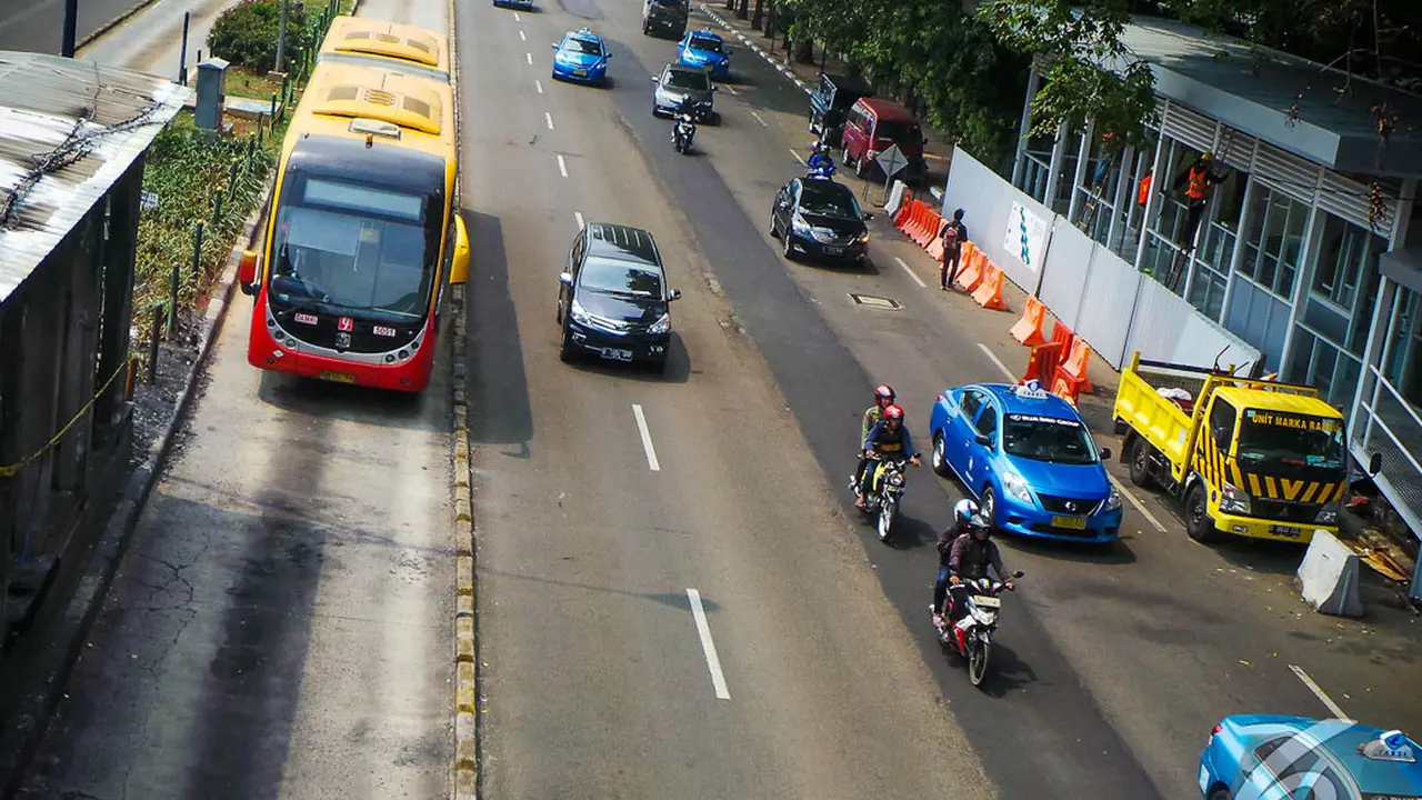 Halte Busway Masjid Agung 'Makan' Bahu Jalan