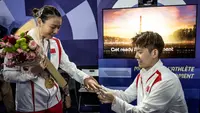 Pebulutangkis ganda campuran China, Huang Ya Qiong, dilamar sang kekasih Liu Yuchen, tak lama setelah meraih medali emas Olimpiade Paris 2024 bersama Zheng Siwei, di Porte de la Chapelle Arena, Paris, Jumat (2/8/2024).  (AFP/Luis Tato) 
Luis TATO / AFP
AFP