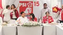 Ketua Umum Partai Gerindra Prabowo Subianto (tengah kiri) berbincang dengan Wakil Ketua Dewan Pembina PSI Grace Natalie saat menyambangi di Kantor DPP PSI, Jakarta, Rabu (2/8/2023). Pertemuan ini membahas silaturahmi kebangsaan dan kedua partai ini dianggap sefrekuensi menghadapi Pemilu 2024. (Liputan6.com/Faizal Fanani)