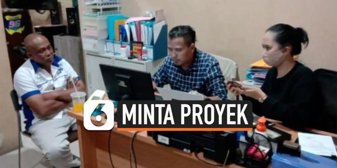 VIDEO: Viral, Pria Ancam Kepala Dinas dengan Ular untuk Minta Proyek