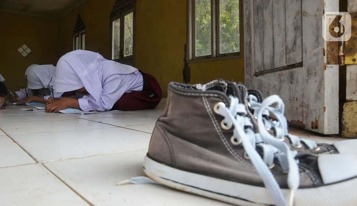 Murid Kelas V belajar di mushola  Sukagalih, Kampung Benda, Desa Mekargalih, Kecamatan Cikalong Kulon, Cianjur Senin (29/8/2022). Akibat tiga ruangan kelas rusak berat dan terancam ambruk, sejumlah murid terpaksa belajar di halaman dan musholla sejak awal pembelajaran tatap muka Juli kemarin. (merdeka.com/Arie Basuki)