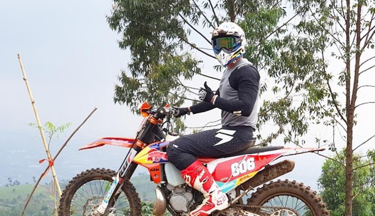 Saat bermain motor trail, Ali Syakieb pun tak pernah melupakan perlengkapan keselamatannya. Pria 33 tahun tersebut selalu menggunakan helm, sarung tangan hingga sepatu khusus untuk melakukan olahraga satu ini. (Liputan6.com/IG/@alisyakieb)