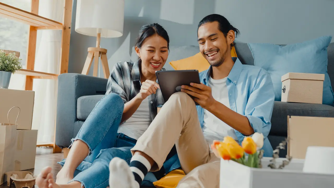 perempuan dan pasangan sofa biru