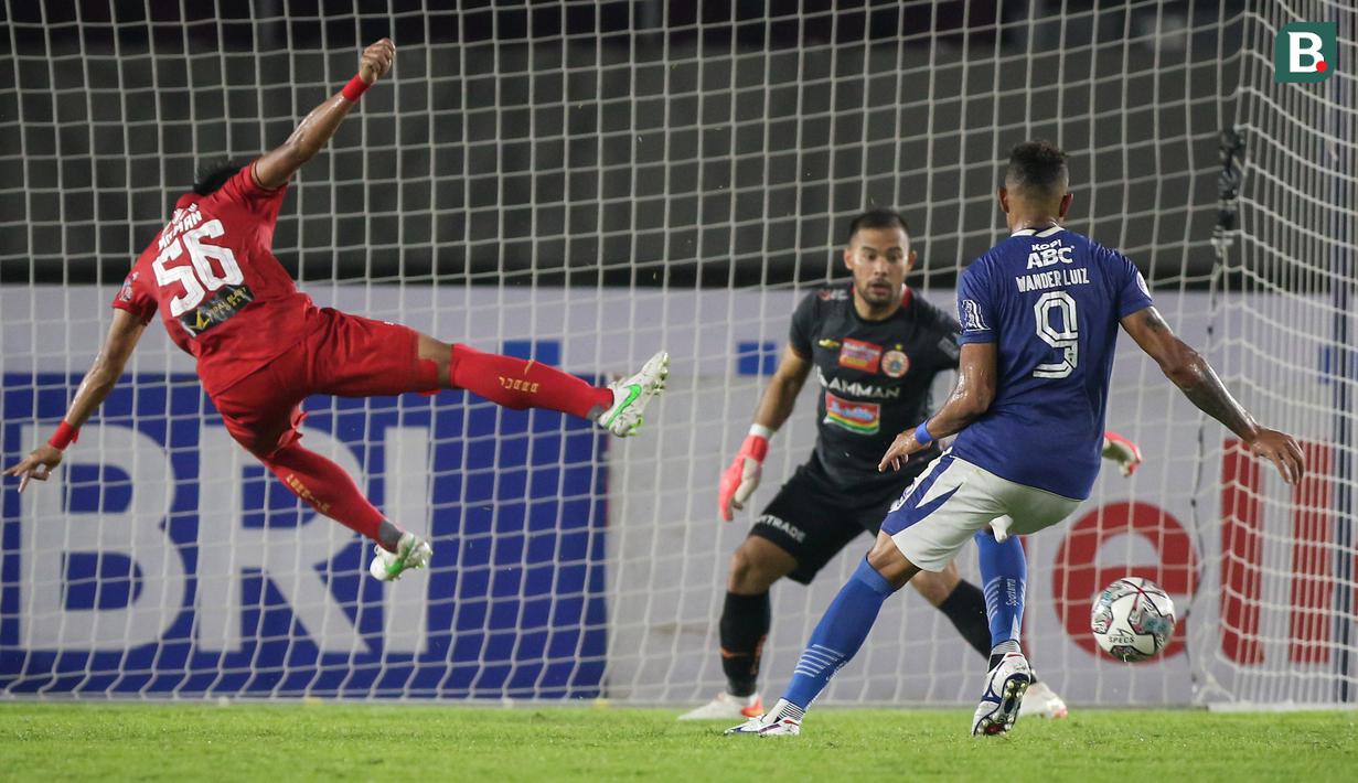 Pemain Persib Bandung, Wander Luiz (kanan) lepas dari pengawalan pemain Persija Jakarta, Maman Abdurahman dalam laga pekan ke-12 BRI Liga 1 2021/2022 di Stadion Manahan, Solo, Sabtu (20/11/2021). (Bola.com/Bagaskara Lazuardi)