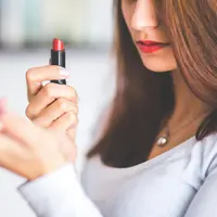 Memilih warna lipstik seringkali menjadi bagian penting dalam menyelesaikan makeup (Sumber: Pexels.com)