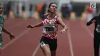 Atlet asal DKI Jakarta, Jeany Nurainy saat menyelesaikan lomba lari 100 meter putri U-20 Kejurnas Atletik U18, U20 dan Senior 2019 di Stadion Pakansari, Kab Bogor, Jumat (2/8/2019). Jeany Nurainy meraih posisi pertama dengan catatan waktu 12,15 detik. (Liputan6.com/Helmi Fithriansyah)