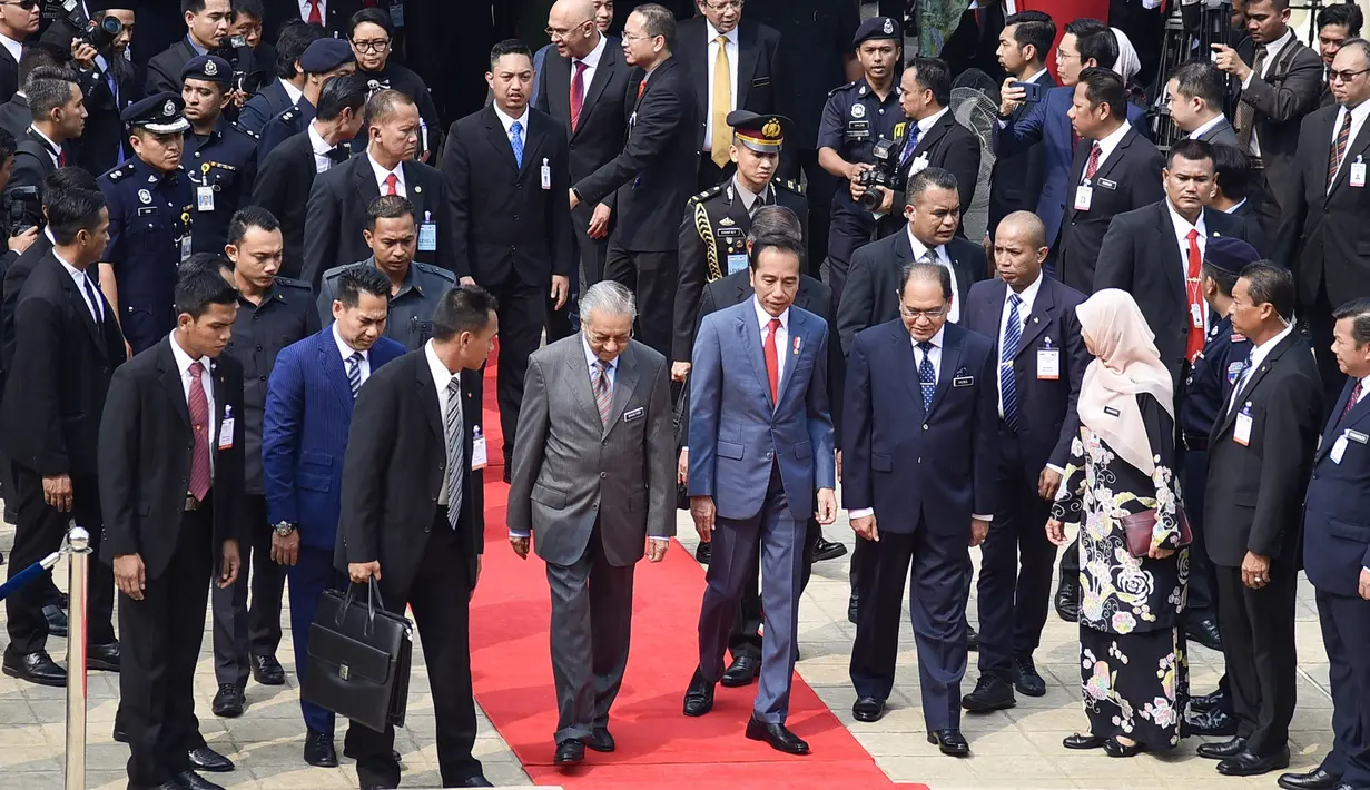 Presiden Joko Widodo disambut Menteri Malaysia Mahathir Mohamad saat melakukan pertemuan di Putrajaya (8/8/2019). Pertemuan ini merupakan kunjungan balasan yang dilakukan PM Mahathir tahun lalu. (Farhan Abdullah/Department Of Information/AFP)