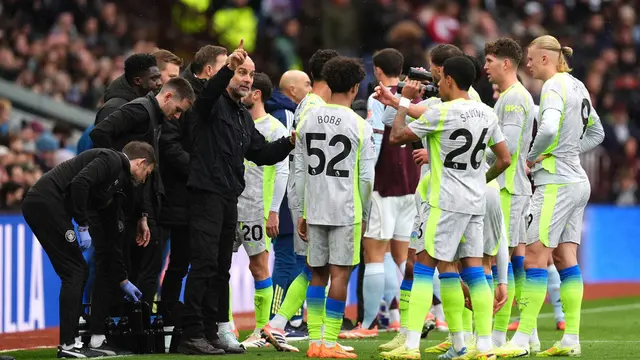 Josep Guardiola memberikan instruksi kepada para pemain Man City