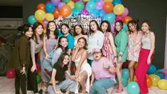 Penyanyi Marion Jola baru (tengah) saja merayakan ulang tahunnya pada Minggu 12 Juni 2022. Marion Jola terlihat semakin cantik dan seksi diusianya yang genap 22 tahun. (Instagram/ lalamarionmj)