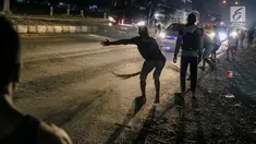Sejumlah penyapu koin kali Sewo menunggu uang yang dilemparkan oleh pengguna jalan yang melintasi Jembatan Sewo, Kabupaten Indramayu, Jawa Barat, Minggu (2/7). (Liputan6.com/Faizal Fanani)