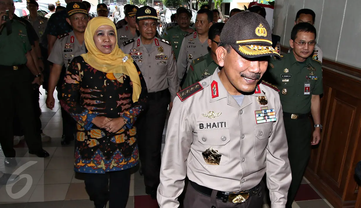 Kapolri Jenderal Polisi Badrodin Haiti (depan) bersama Mensos Khofifah Indar Pariwansa dan pejabat terkaiy lainnya saat berkunjung ke RSPAD Gatot Soebroto, Jakarta, (19/1). (Liputan6.com/Immanuel Antonius)
