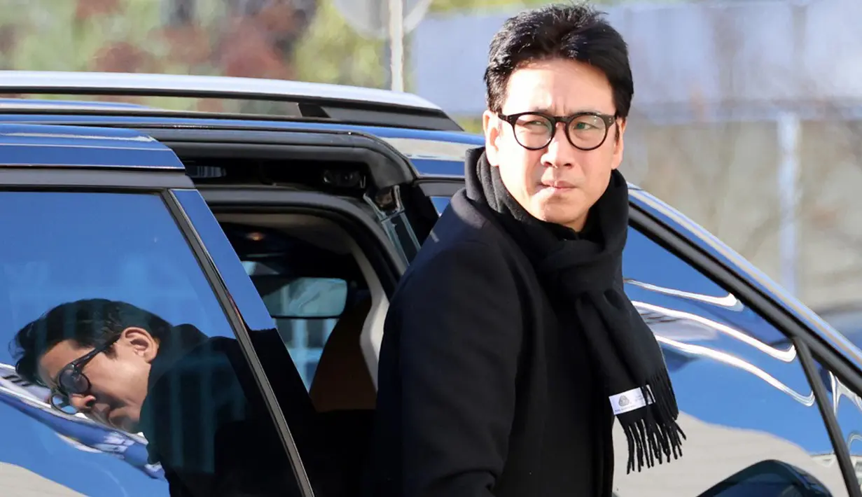 Mulai bulan Oktober, Lee Sun Kyun menjadi subjek penyelidikan polisi terkait dugaan penggunaan obat-obatan terlarang. Menurut JTBC pada Selasa (26/12/2023) kemarin, Lee melakukan pemeriksaan terakhir dengan pernyataan konsisten yang mengaku bahwa dirinya tidak mengonsumsi narkotika secara sadar, dan terdapat pihak ketiga. (Yonhap/AFP)