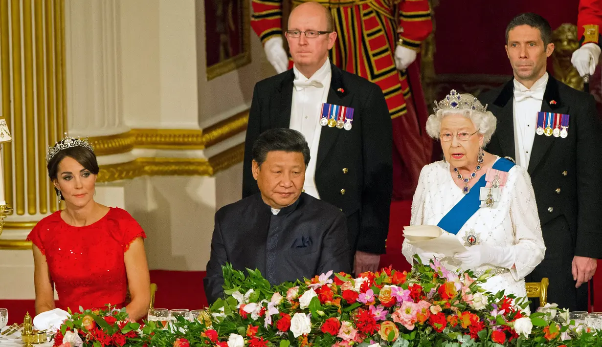 Kate Middleton dan Presiden China Xi Jinping mendengarkan sambutan Ratu Elizabeth II pada jamuan kenegaraan di Istana Buckingham, London, Selasa (20/10). Presiden Xi Jinping melakukan lawatan selama empat hari ke Inggris. (Reuters/Dominic Lipinski/Pool)