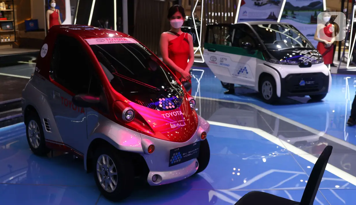 Model berdiri di samping mobil listrik Toyota pada pameran Gaikindo Indonesia International Auto Show (GIIAS) 2021 di ICE BSD, Banten, Kamis (11/11/2021). Pameran GIIAS diharapkan dapat membantu menggerakkan perekonomian di Indonesia. (Liputan6.com/Angga Yuniar)