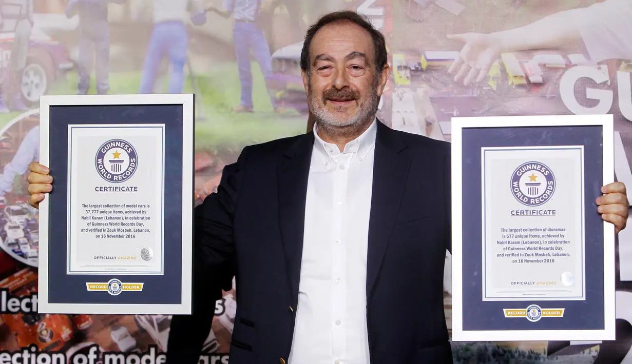 Nabil Karam, kolektor mainan dan pemilik diorama terbesar, saat menerima sertifikat Guinness World Record atas koleksinya tersebut di museum Zouk Mosbeh, di utara Beirut, Libanon (16/11). Ini adalah pengharagaan untuk ketiga kalinya. (Reuters/Aziz Taher)