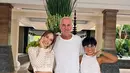 Cinta Laura memilih merayakan Idulfitri bersama kedua orangtua di Bali. Mereka pun tampil serba putih dengan outfitnya. [@claurakiehl]