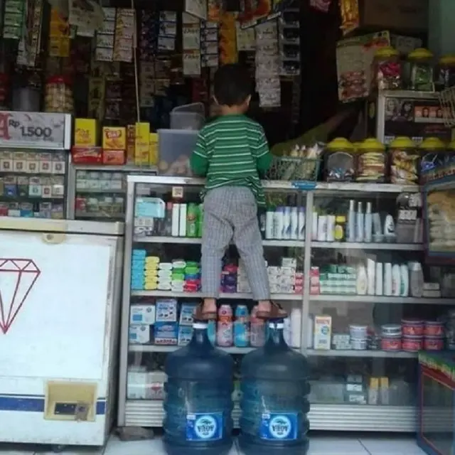 7 Momen Absurd Belanja di Warung Bikin Ngakak