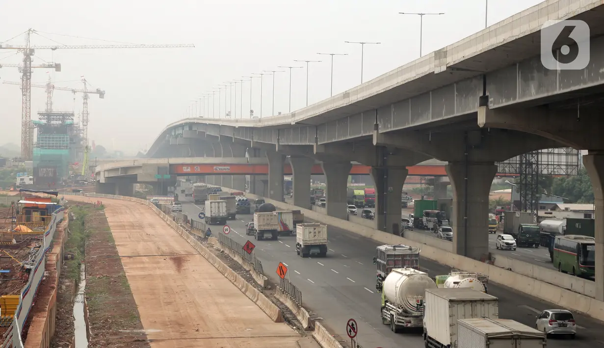 Kendaraan melintas di bawah jalan Tol layang Jakarta-Cikampek II (Elevated), di Bekasi, Jawa Barat, Selasa (17/12/2019). Tol Layang Japek II mulai beroperasi untuk kendaraan golongan I tanpa tarif dengan minimum kecepatan 60 km dan Maksimum 80 km per jam. (Liputan6.com/Zulfikar Abubakar)