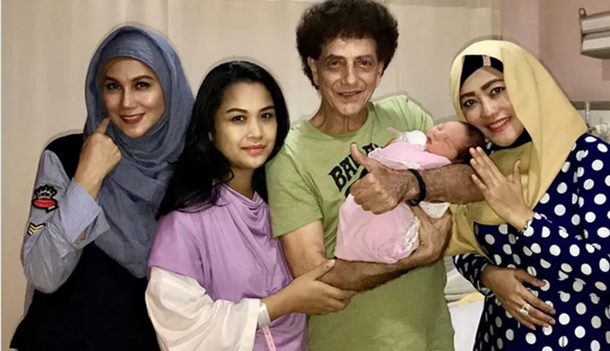 Kabar bahagia dari pasangan Ahmad Albar dan Dewi Sri Astuti. Pasangan ini baru saja dikaruniai seorang putri cantik. Kabar bahagia itu baru saja beredar di media sosial. (Instagram)