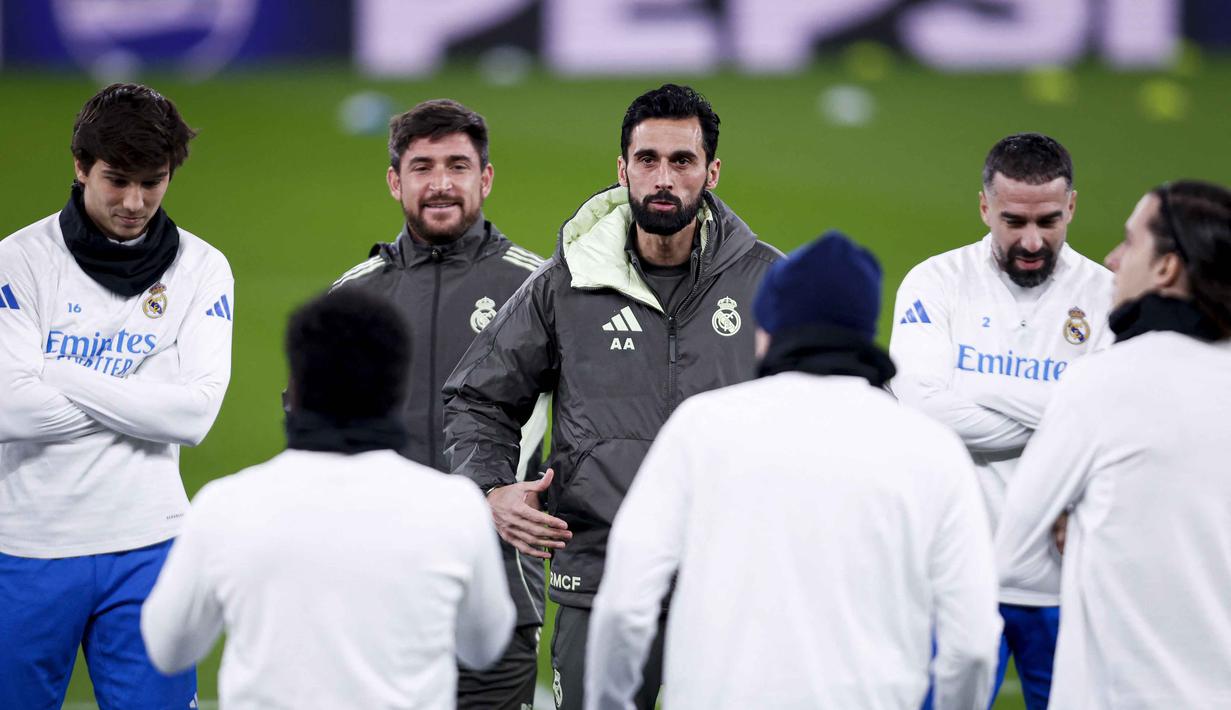 Ia meminta skuad Los Blancos untuk memenangkan duel panas melawan wakil Portugal itu. Tampak dalam foto, pelatih Real Madrid asal Spanyol, Alvaro Arbeloa (tengah) berkumpul dengan para pemain selama sesi latihan jelang matchweek kedelapan Liga Champions 2025-2026 melawan SL Benfica di stadion Luz, Lisbon pada Selasa 27 Januari 2026. (FILIPE AMORIM/AFP)
