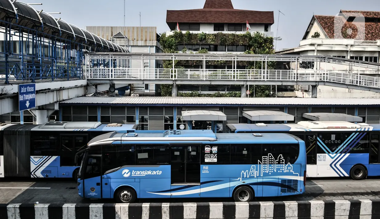 Bus Transjakarta berhenti di shelter Harmoni, Jakarta, Minggu (2/8/2020). PT Transjakarta akan menambah armada sebanyak 155 mengantisipasi lonjakan pelanggan saat diberlakukan kebijakan ganjil genap di sejumlah ruas jalan utama Jakarta pada Senin, 3 Agustus 2020. (merdeka.com/Iqbal Nugroho)