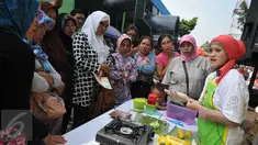 Sejumlah ibu-ibu melihat juru masak membuat jajanan tradisional di Pasar Pondok Labu, Jakarta Selatan (10/09). Acara yang diusung Gulaku untuk melestarikan jajanan tradisional Indonesia. (Liputan6.com/Gempur M Surya). 