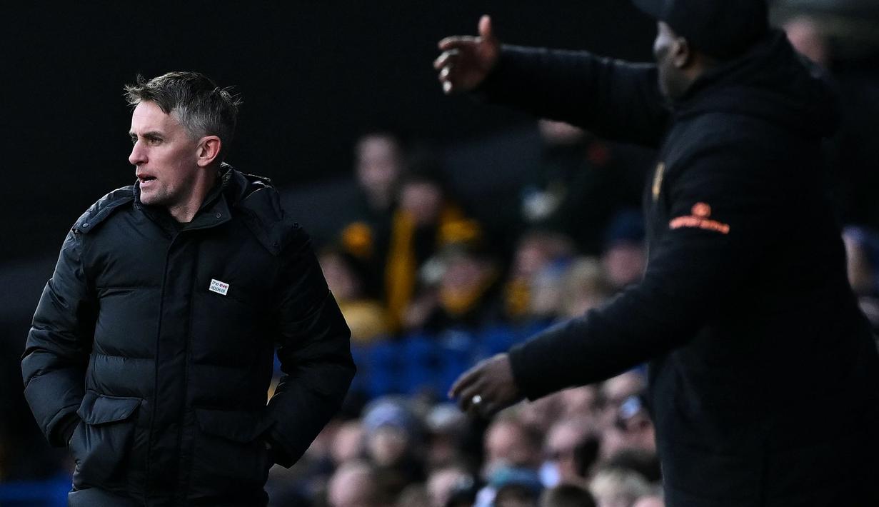 Pelatih asal Irlandia Utara berusia 38 tahun, Kieran McKenna yang telah menukangi Ipswich Town sejak tengah musim 2021/2022 di Championship mampu membawa Ipswich Town promosi ke Premier League 2024/2025 setelah finis sebagai runner-up Championship 2023/2024. Ipswich Town menjadi klub pertama eks asisten pelatih Manchester United, Ole Gunnar Solskjaer, sejak ia memutuskan pensiun sebagai pemain pada 2009. (AFP/Ben Stansall)