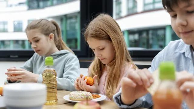 Tips Menjadi Orangtua Proaktif dalam Mendukung Program Makan Siang Gratis (Foto: Freepik/freepik)