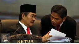 Ketua DKPP, Jimly Asshiddiqie memimpin sidang kode etik penyelenggaraan Pilkada DKI 2017 di gedung Nusantara IV DPR, Senayan, Jakarta, Kamis (30/3). Sidang kode etik dimulai dengan teradu Ketua KPU DKI, Sumarno. (Liputan6.com/Johan Tallo)