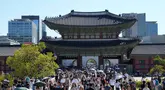 Orang-orang berkunjung untuk merayakan liburan Chuseok, Hari Thanksgiving versi Korea, di Istana Gyeongbok, Seoul, Korea Selatan, Rabu 8 Oktober 2025. (AP Photo/Ahn Young-joon)