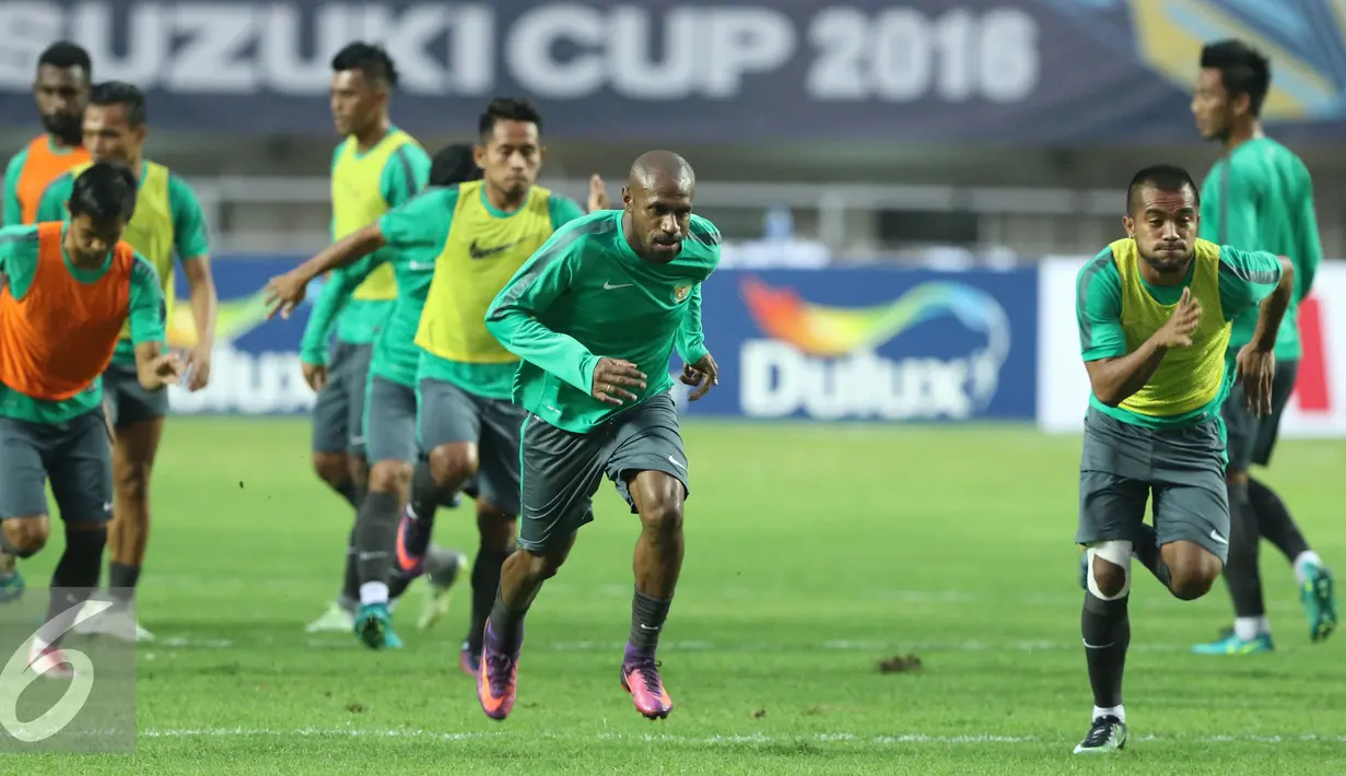 Pemain Timnas Indonesia, Boaz Salossa (tengah) beradu lari dengan Zulham Zamrun saat latihan resmi final Piala AFF 2016 di Stadion Pakansari, Bogor, Selasa (13/12). Indonesia akan menjamu Thailand, Rabu (14/12). (Liputan6.com/Helmi Fithriansyah)