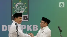 Presiden terpilih periode 2024-2029 Prabowo Subianto (kiri) berjabat tangan dengan Ketua Umum Partai Kebangkitan Bangsa (PKB) Muhaimin Iskandar usai melakukan pertemuan di Kantor DPP PKB, Jakarta, Rabu (24/4/2024). (Liputan6.com/Herman Zakharia)