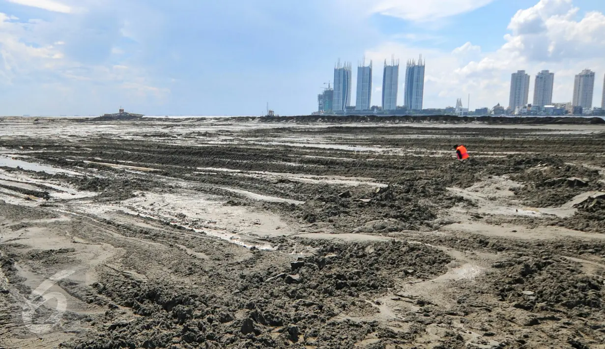 Gundukan pasir menimbun sebagian teluk Jakarta di Muara Angke untuk dijadikan pulau , Jakarta, (17/4). Rencananya, Tempat yang menjadi lokasi sumber penghidupan para nelayan Muara Angke itu mulai disulap menjadi daratan. (Liputan6.com/Yoppy Renato)