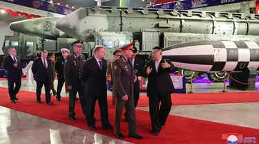 Pemimpin Korea Utara Kim Jong Un (kanan) dengan delegasi Rusia yang dipimpin oleh Menteri Pertahanan Rusia Sergei Shoigu mengunjungi pameran senjata di Pyongyang, Korea Utara, 26 Juli 2023. Kunjungan ini dalam rangka memperingati 70 tahun gencatan senjata yang menghentikan pertempuran dalam Perang Korea 1950-53. (Korean Central News Agency/Korea News Service via AP)