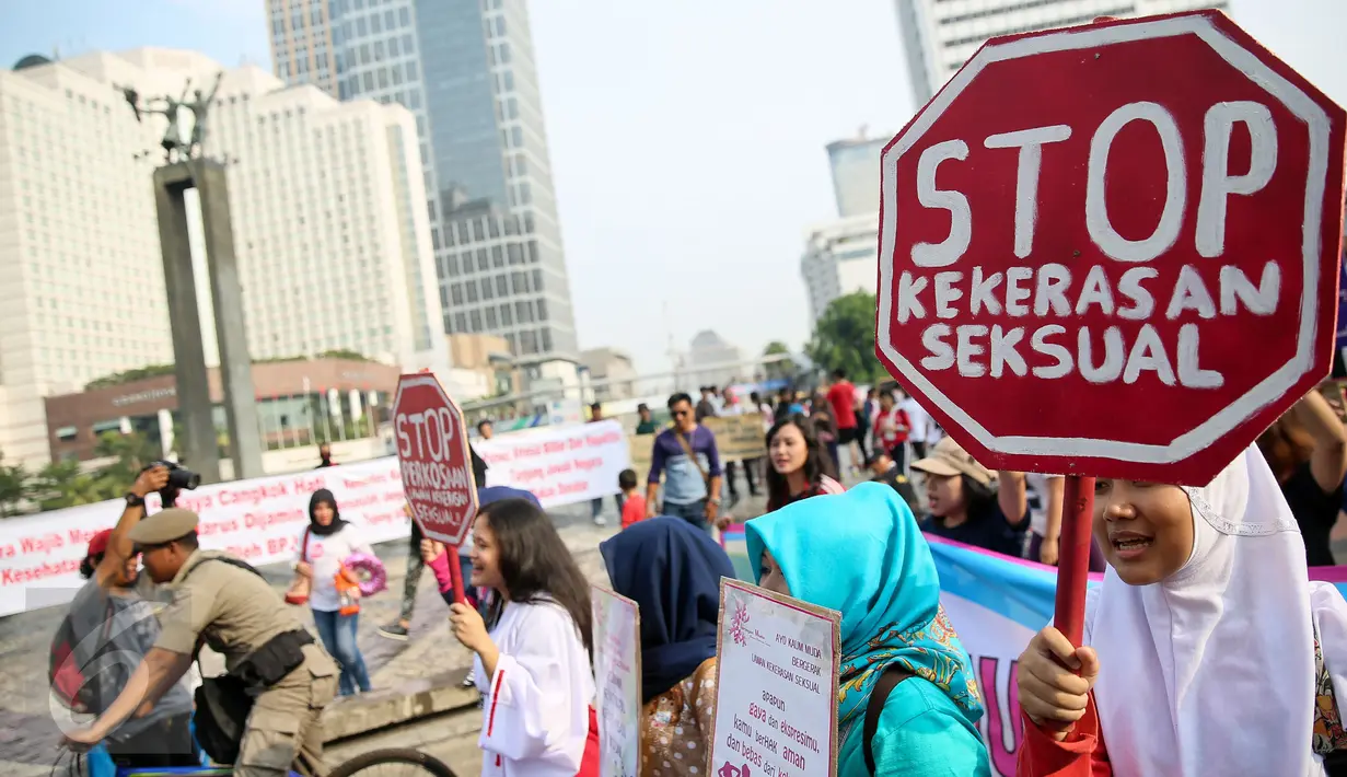 Aktivis wanita dari Jaringan Muda menggelar aksi Stop Kekerasan Seksual saat Car Free Day di Bundaran HI, Jakarta, Minggu (6/12/2015). Dalam aksinya mereka menolak kekerasan seksual dan stop perkosaan. (Liputan6.com/Faizal Fanani)