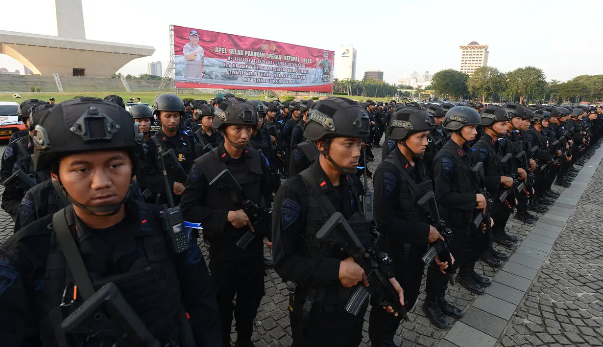 Pasukan Brimob mengikuti apel operasi ketupat 2019 di lapangan Silang Monas, Jakarta, Selasa (28/5/2019). Apel gelar pasukan operasi ketupat 2019 juga melibatkan personel Satpol PP, 6.913 personel Pramuka, serta 16.076 personel organisasi kemasyarakatan dan kepemudaan. (merdeka.com/Imam Buhori)