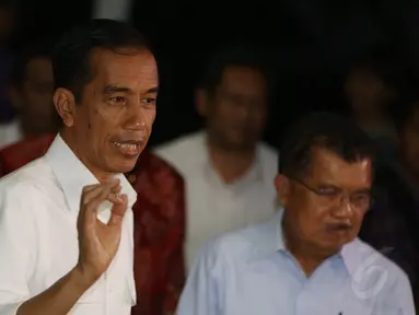 Didampingi Wakil Presiden Jusuf Kalla, Presiden Jokowi menggelar konferensi pers soal kabinet di Istana Merdeka, Jakarta, Kamis (23/10/2014). (Liputan6.com/Herman Zakharia)