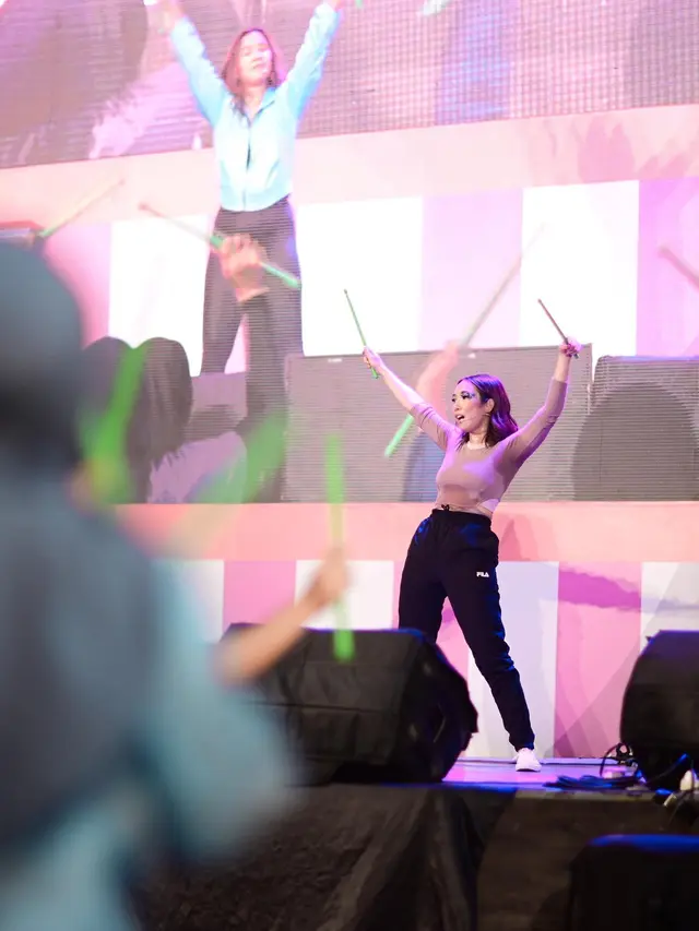 7 Potret Gisella Anastasia Jadi Instruktur Pound Fit, Tampil Energik