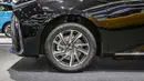 Maxus Mifa 9 dilengkapi dengan pelek berukuran 19 inci yang dibalut dengan ban 285/55R19. Desainnya mengusung palang lima bercabang dua dengan kelir gunmetal memberikan nuansa elegan dan modern yang kental. (Source: paultan.org)
